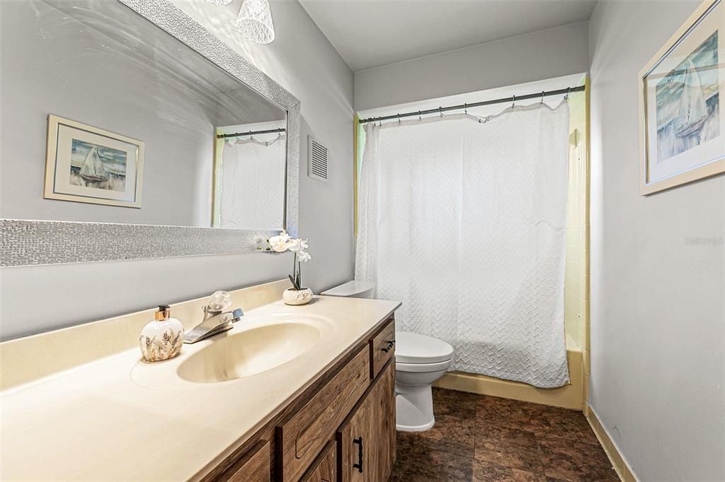 待售: $325,000 (2 贝兹, 2 浴室, 1337 平方英尺)