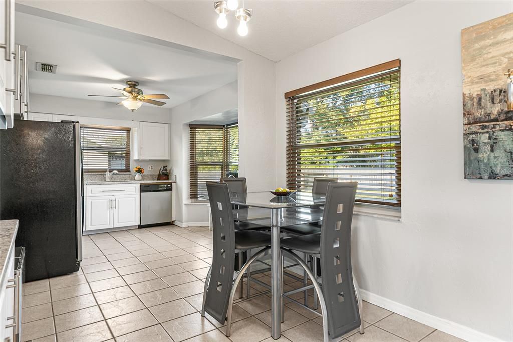 待售: $325,000 (2 贝兹, 2 浴室, 1337 平方英尺)