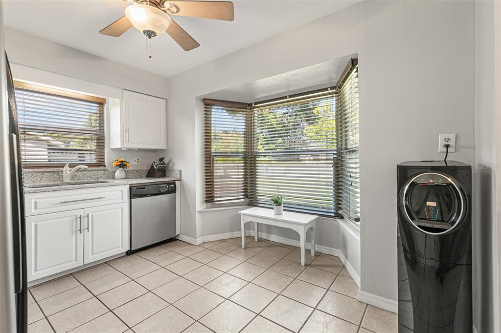 待售: $325,000 (2 贝兹, 2 浴室, 1337 平方英尺)