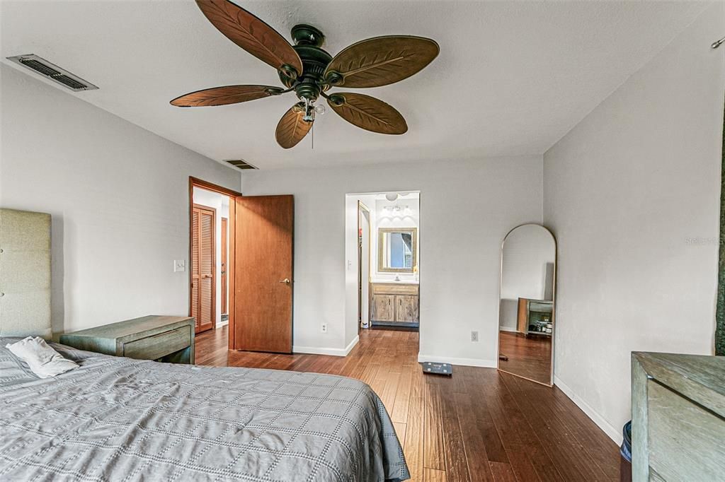 待售: $325,000 (2 贝兹, 2 浴室, 1337 平方英尺)