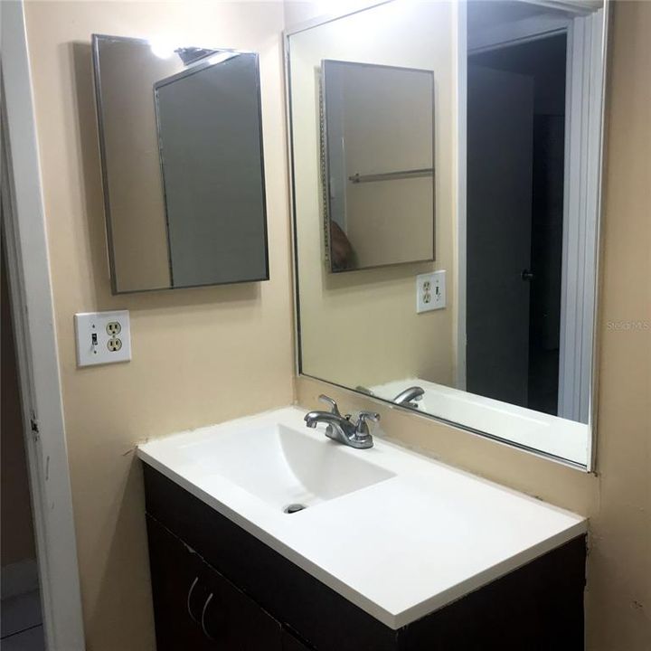 For Rent: $1,200 (1 beds, 1 baths, 760 Square Feet)