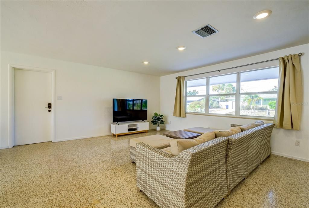 For Rent: $3,750 (3 beds, 3 baths, 2017 Square Feet)