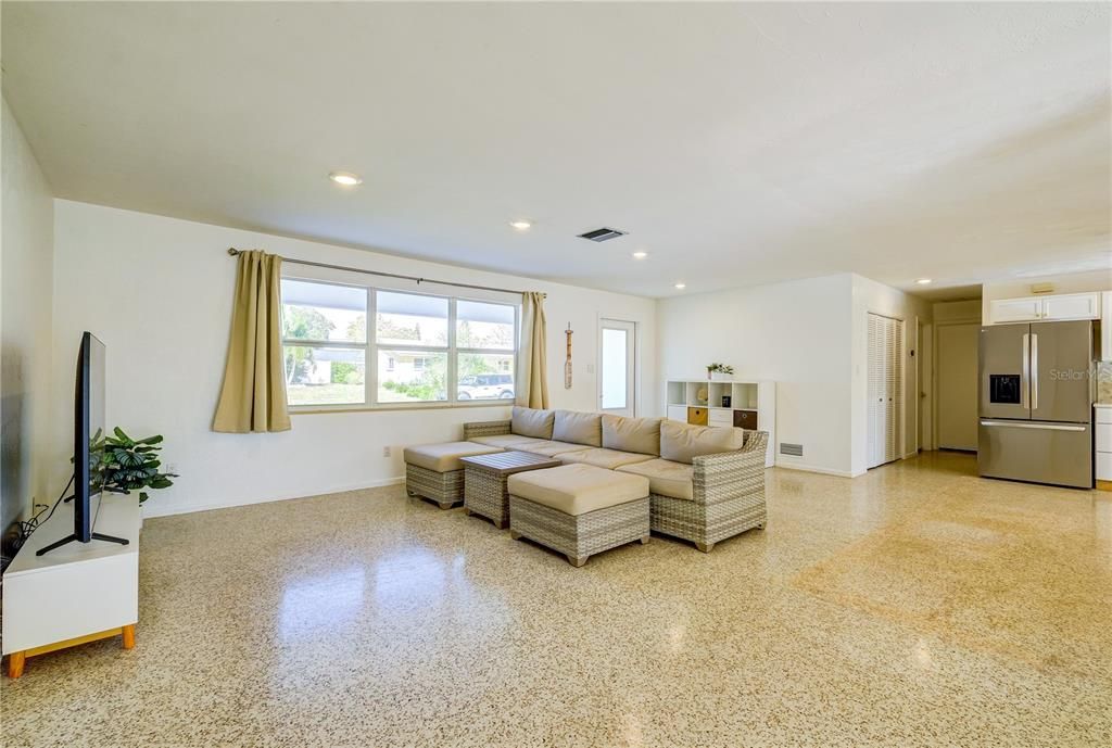 For Rent: $3,750 (3 beds, 3 baths, 2017 Square Feet)