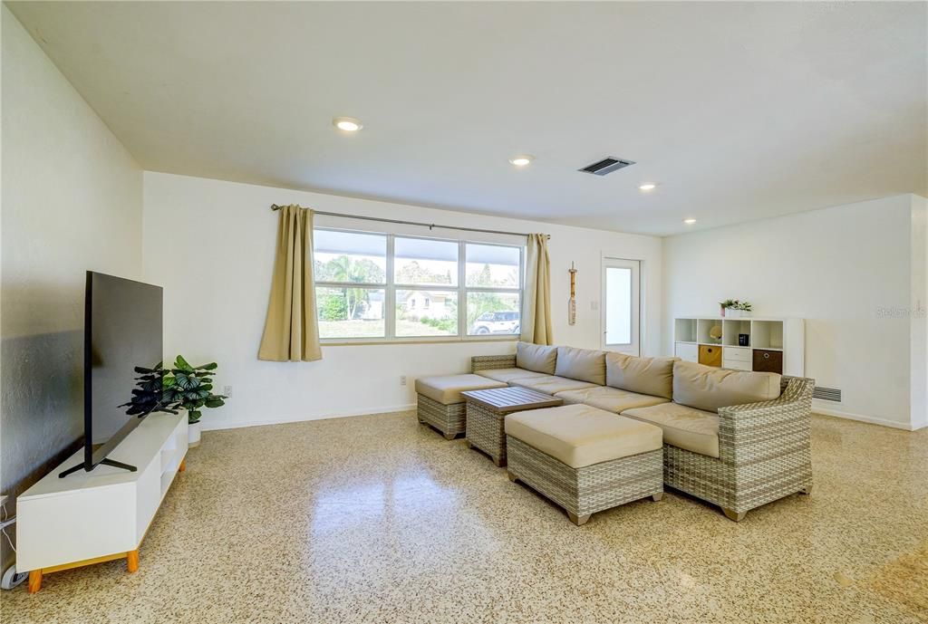 For Rent: $3,750 (3 beds, 3 baths, 2017 Square Feet)