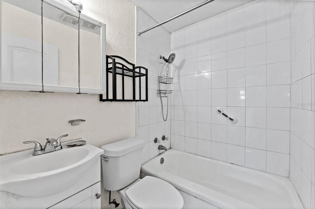 Active With Contract: $235,000 (3 beds, 1 baths, 770 Square Feet)