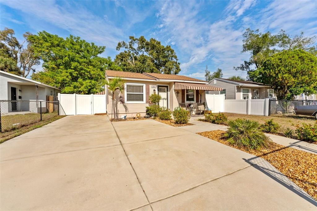 Active With Contract: $235,000 (3 beds, 1 baths, 770 Square Feet)