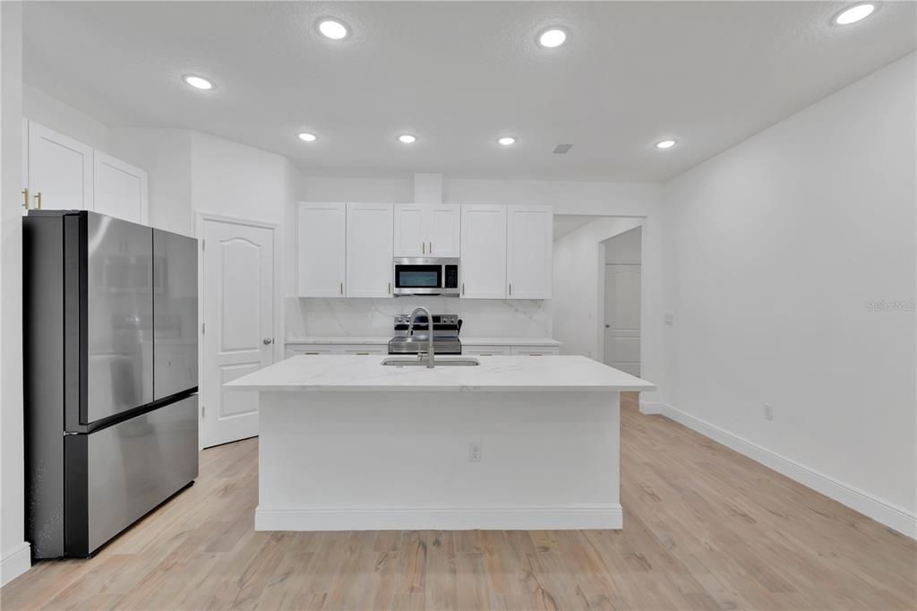 На продажу: $450,000 (4 спален, 2 ванн, 1802 Квадратных фут)