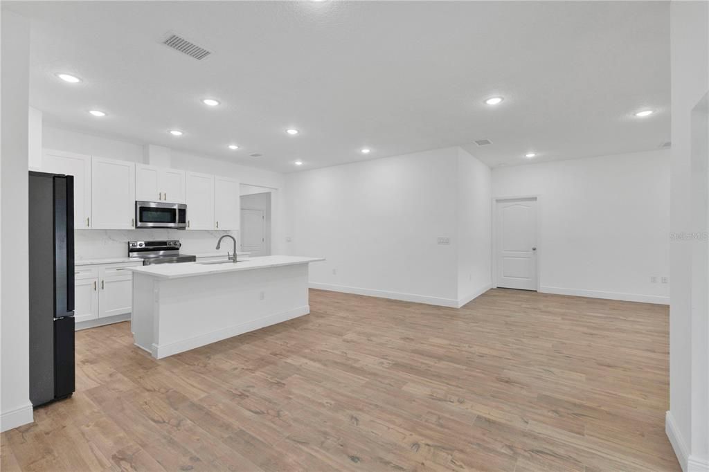 На продажу: $450,000 (4 спален, 2 ванн, 1802 Квадратных фут)