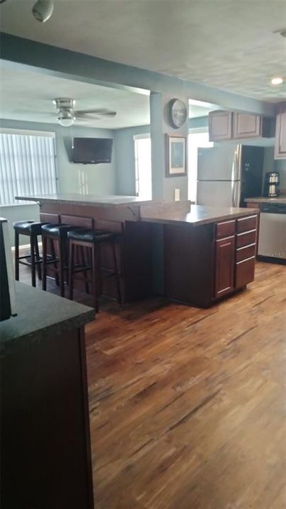 For Sale: $319,900 (2 beds, 2 baths, 1310 Square Feet)