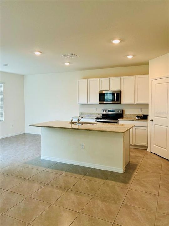 En Renta: $2,400 (3 camas, 2 baños, 1961 Pies cuadrados)