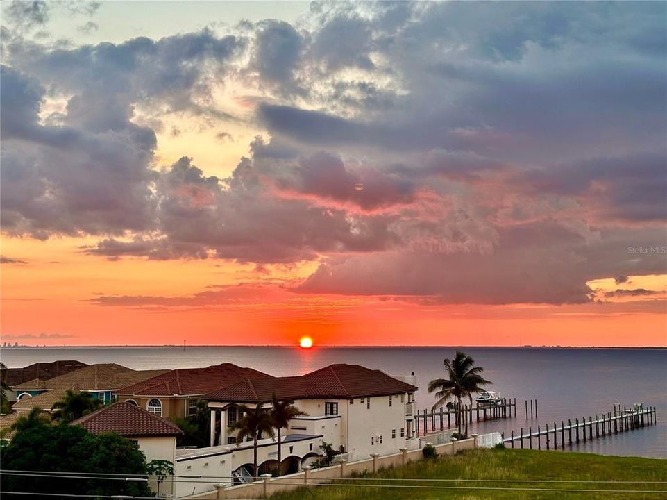 合同活跃: $595,000 (3 贝兹, 2 浴室, 2763 平方英尺)