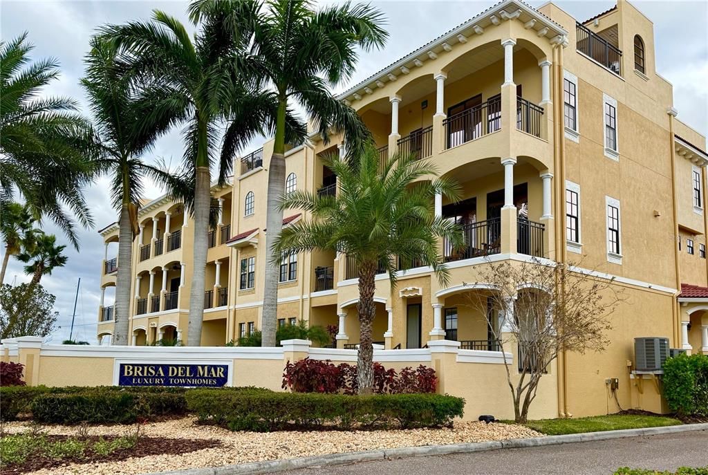 合同活跃: $595,000 (3 贝兹, 2 浴室, 2763 平方英尺)