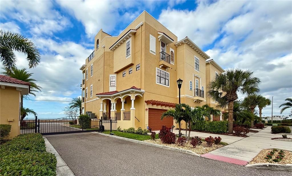 合同活跃: $595,000 (3 贝兹, 2 浴室, 2763 平方英尺)