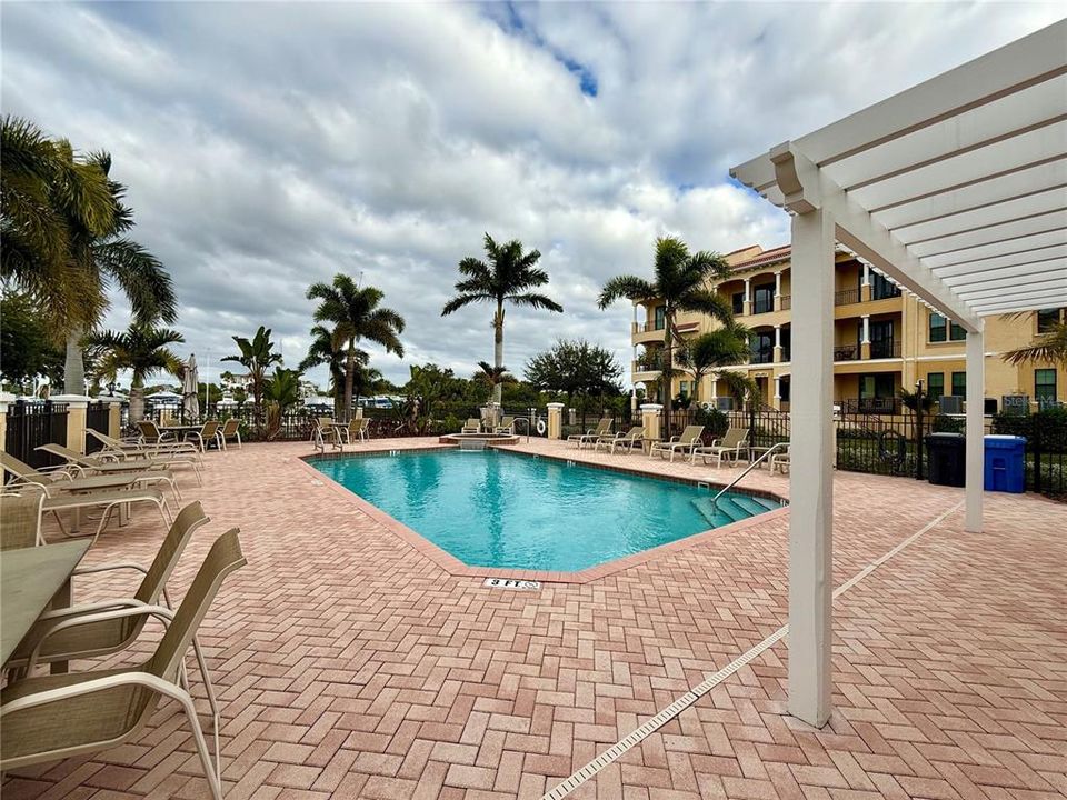 合同活跃: $595,000 (3 贝兹, 2 浴室, 2763 平方英尺)