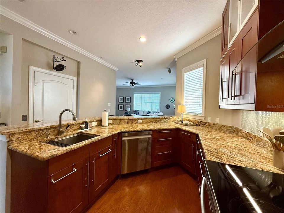 合同活跃: $595,000 (3 贝兹, 2 浴室, 2763 平方英尺)