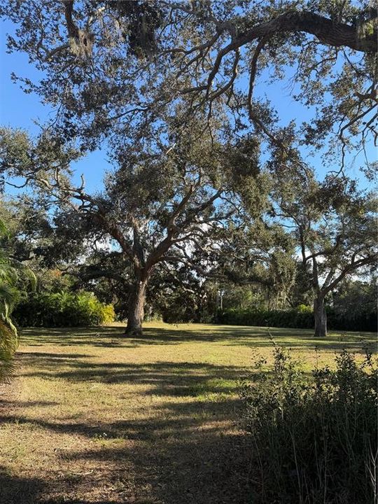 На продажу: $1,249,000 (0.97 acres)