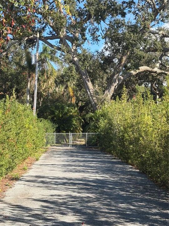 На продажу: $1,249,000 (0.97 acres)