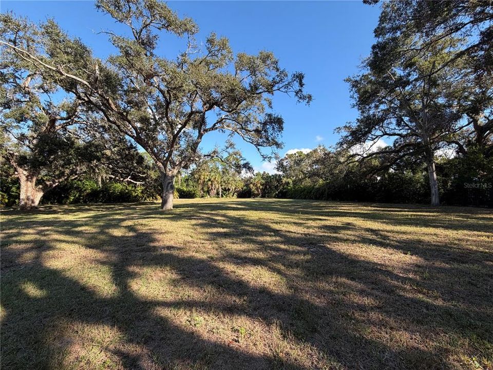 На продажу: $1,249,000 (0.97 acres)