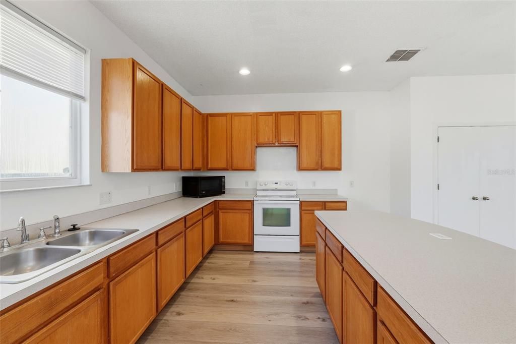 En Venta: $309,900 (3 camas, 2 baños, 1896 Pies cuadrados)