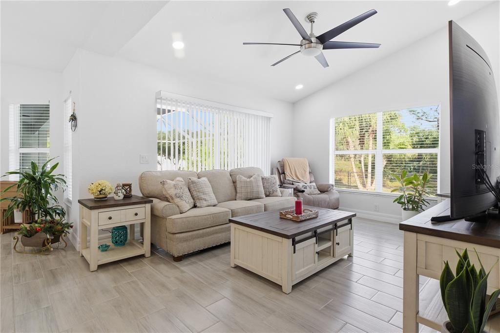 На продажу: $550,000 (3 спален, 2 ванн, 1910 Квадратных фут)