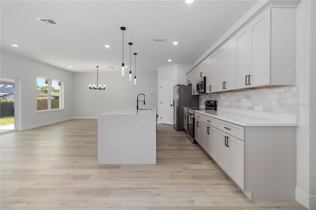 En Venta: $359,900 (4 camas, 3 baños, 1894 Pies cuadrados)