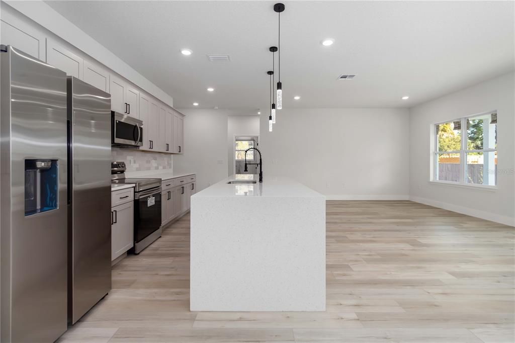 En Venta: $359,900 (4 camas, 3 baños, 1894 Pies cuadrados)