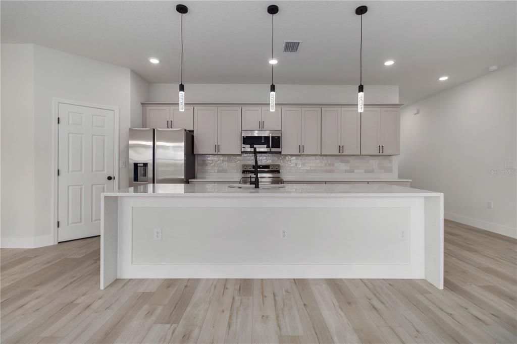 En Venta: $359,900 (4 camas, 3 baños, 1894 Pies cuadrados)