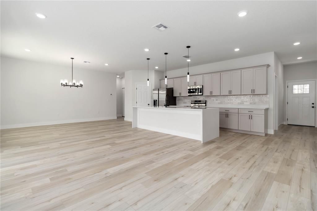 En Venta: $359,900 (4 camas, 3 baños, 1894 Pies cuadrados)