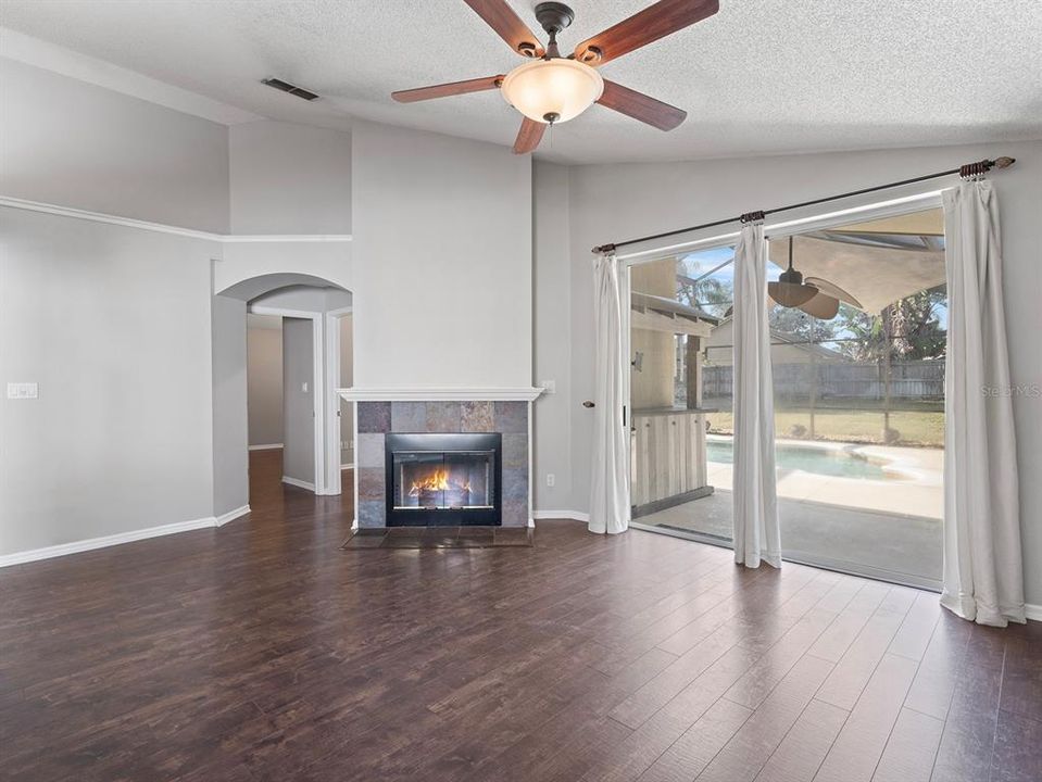 En Venta: $425,000 (4 camas, 2 baños, 1789 Pies cuadrados)