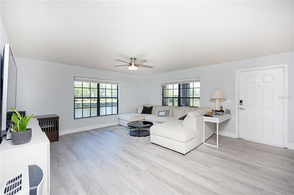 For Sale: $359,900 (2 beds, 2 baths, 1160 Square Feet)