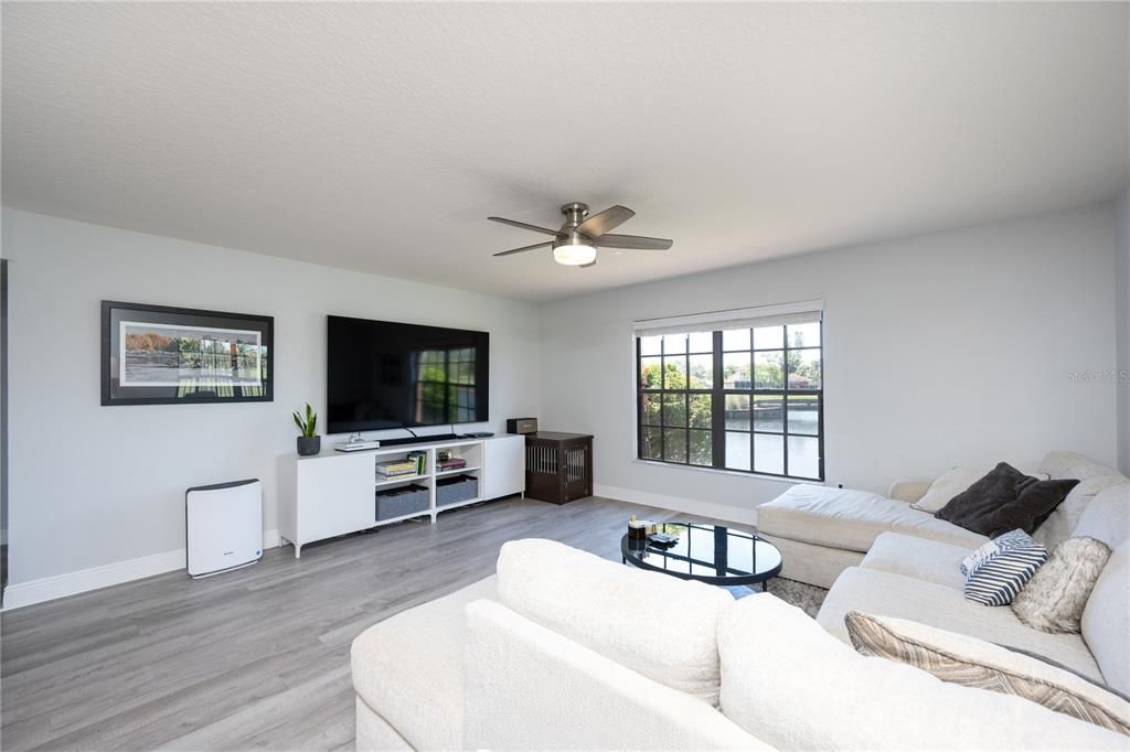 For Sale: $359,900 (2 beds, 2 baths, 1160 Square Feet)