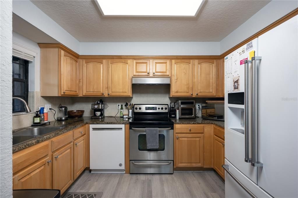 For Sale: $359,900 (2 beds, 2 baths, 1160 Square Feet)