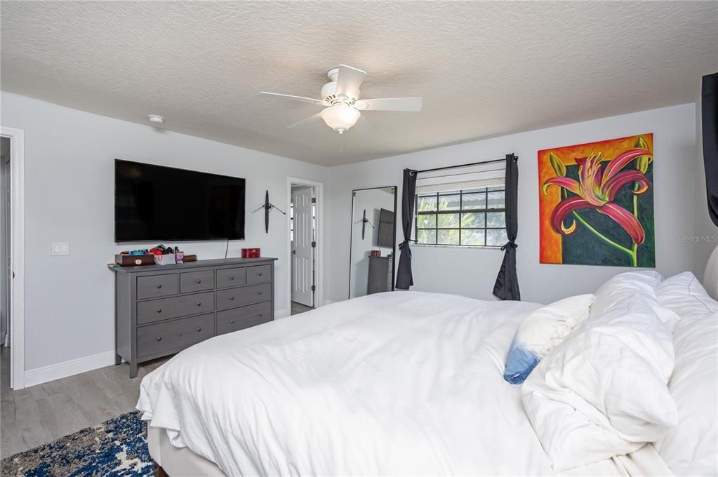For Sale: $359,900 (2 beds, 2 baths, 1160 Square Feet)