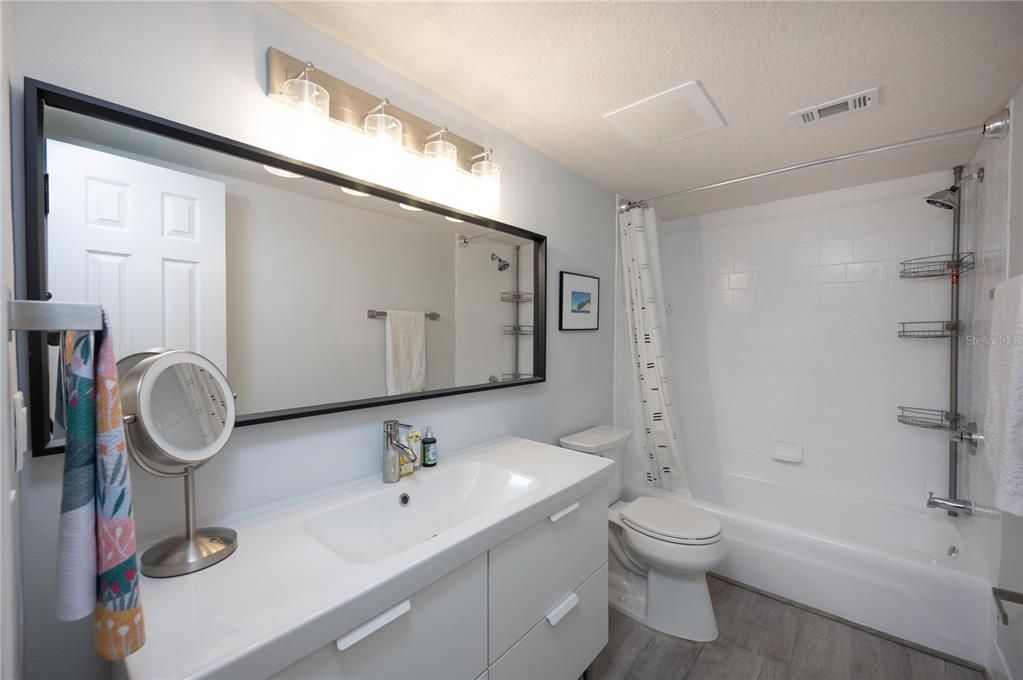 For Sale: $359,900 (2 beds, 2 baths, 1160 Square Feet)