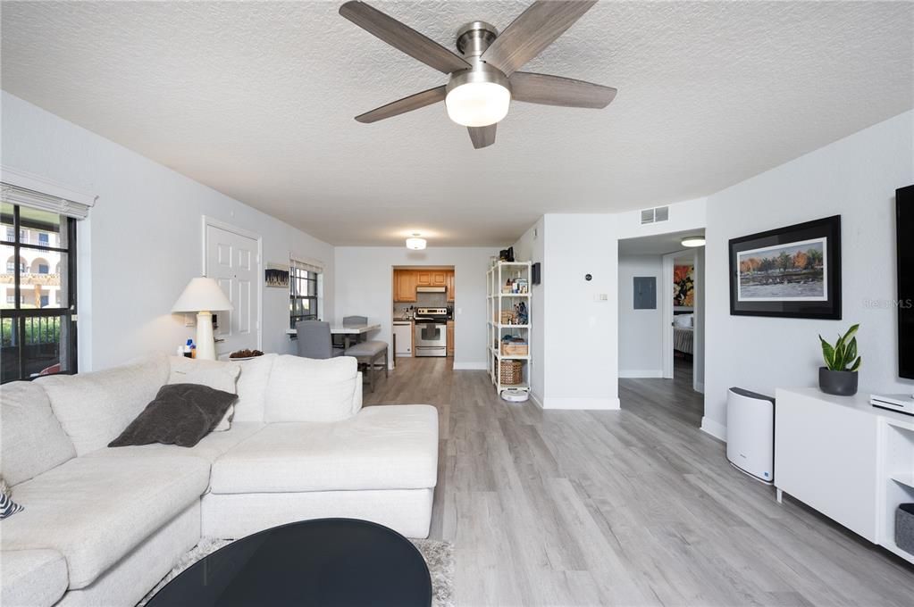 For Sale: $359,900 (2 beds, 2 baths, 1160 Square Feet)