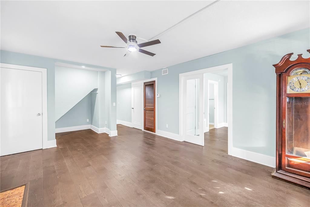 For Sale: $700,000 (5 beds, 0 baths, 1988 Square Feet)