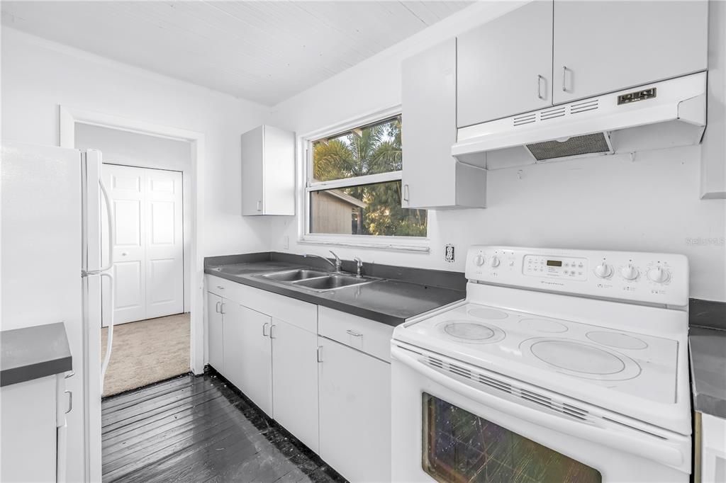 For Sale: $700,000 (5 beds, 0 baths, 1988 Square Feet)