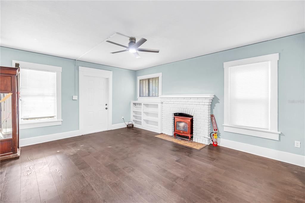 For Sale: $700,000 (5 beds, 0 baths, 1988 Square Feet)