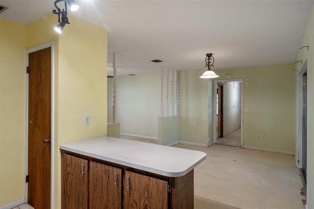 For Sale: $325,000 (3 beds, 2 baths, 1888 Square Feet)