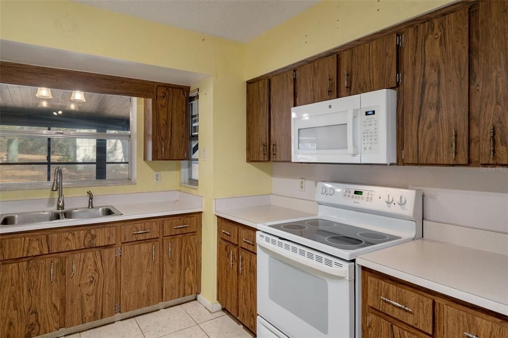 For Sale: $325,000 (3 beds, 2 baths, 1888 Square Feet)