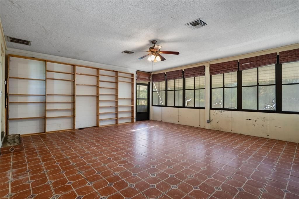 For Sale: $325,000 (3 beds, 2 baths, 1888 Square Feet)