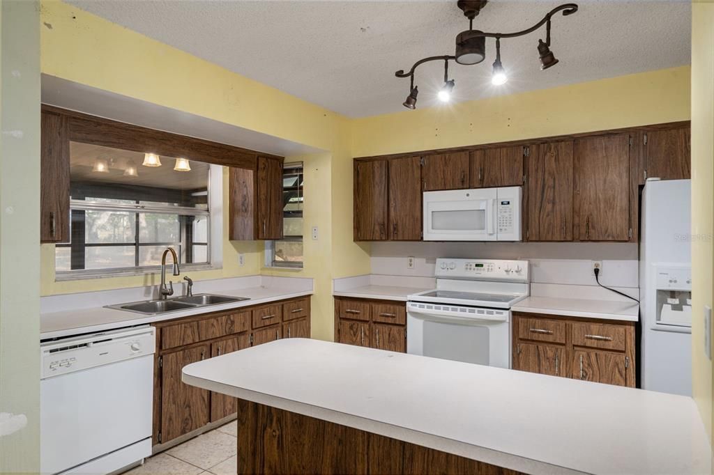 For Sale: $325,000 (3 beds, 2 baths, 1888 Square Feet)