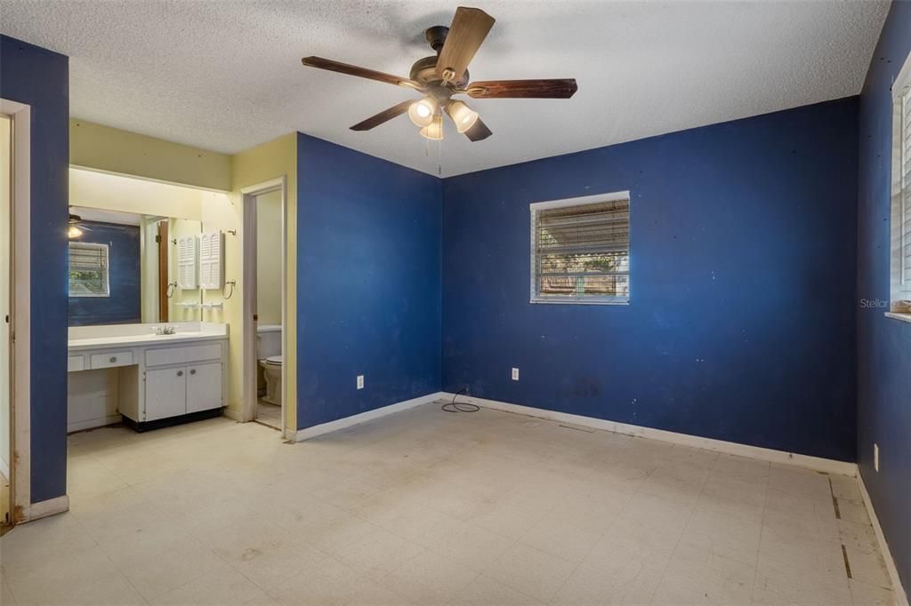 For Sale: $325,000 (3 beds, 2 baths, 1888 Square Feet)