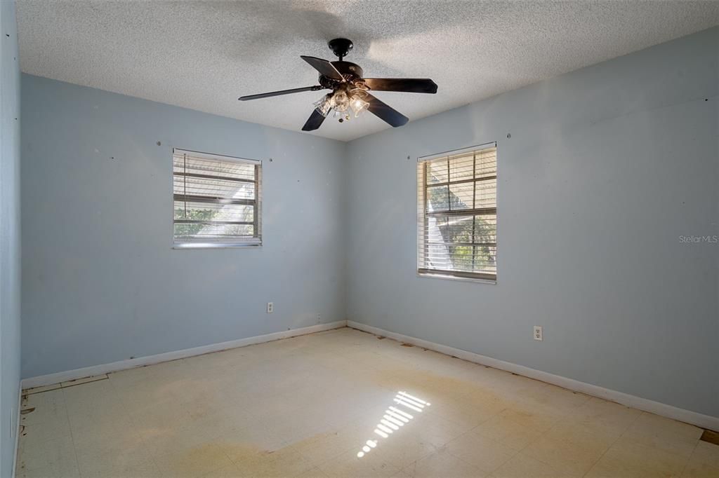 For Sale: $325,000 (3 beds, 2 baths, 1888 Square Feet)