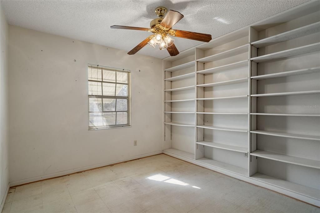 For Sale: $325,000 (3 beds, 2 baths, 1888 Square Feet)