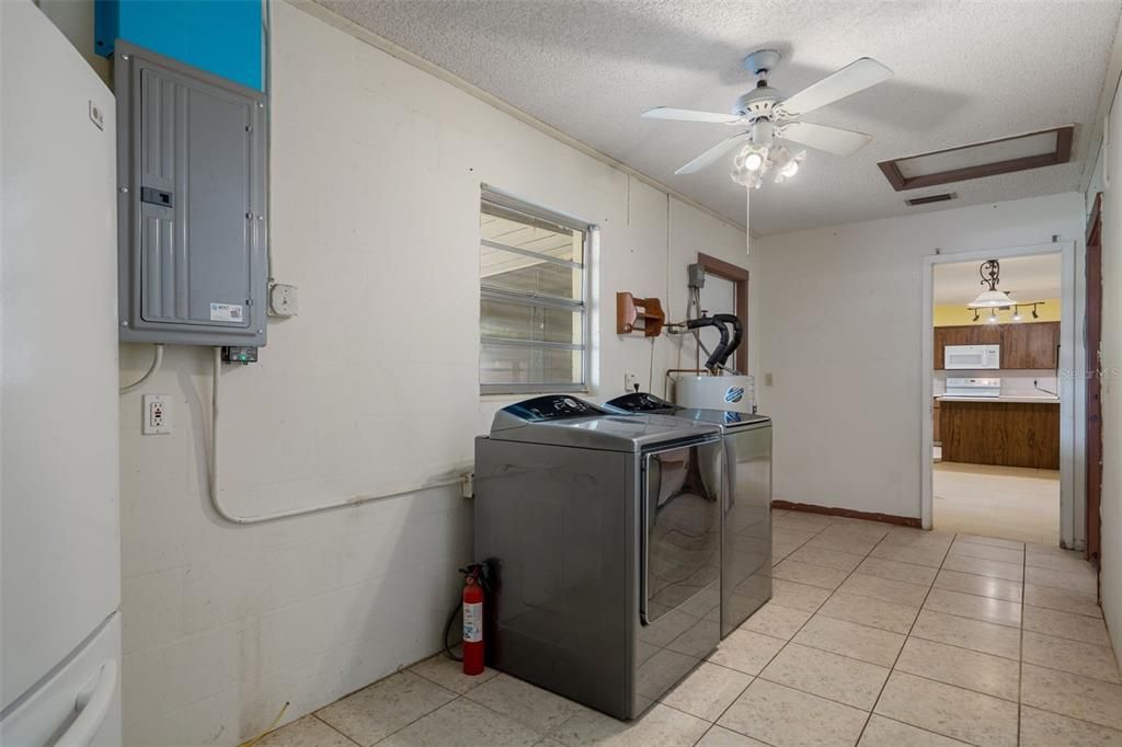 For Sale: $325,000 (3 beds, 2 baths, 1888 Square Feet)