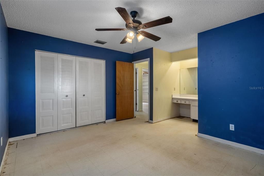 For Sale: $325,000 (3 beds, 2 baths, 1888 Square Feet)