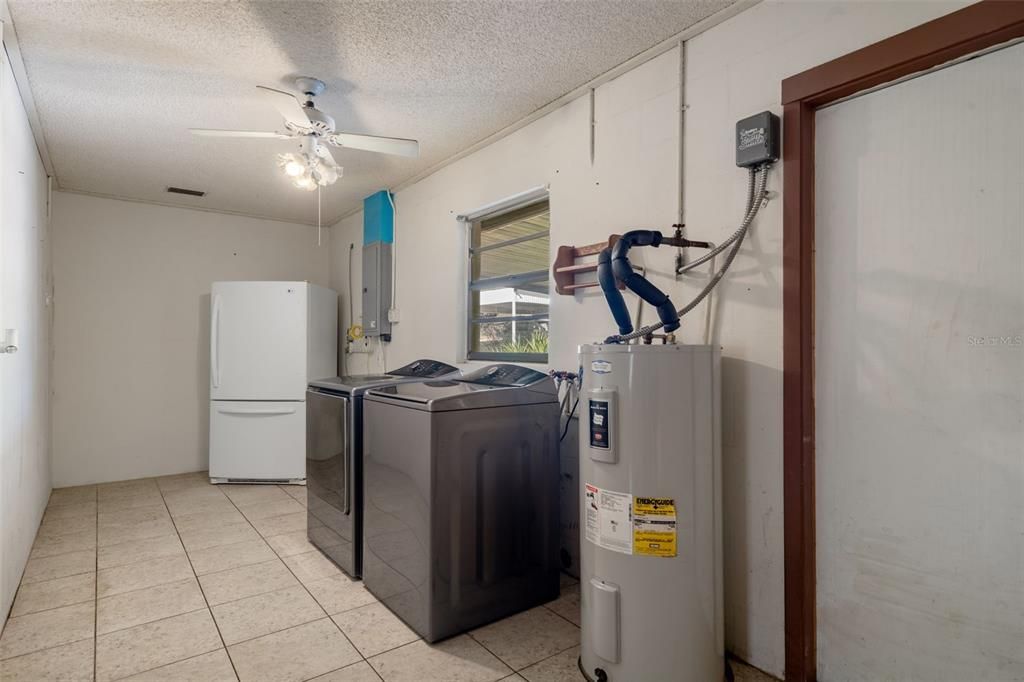 For Sale: $325,000 (3 beds, 2 baths, 1888 Square Feet)