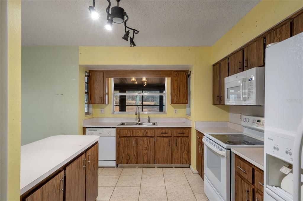 For Sale: $325,000 (3 beds, 2 baths, 1888 Square Feet)