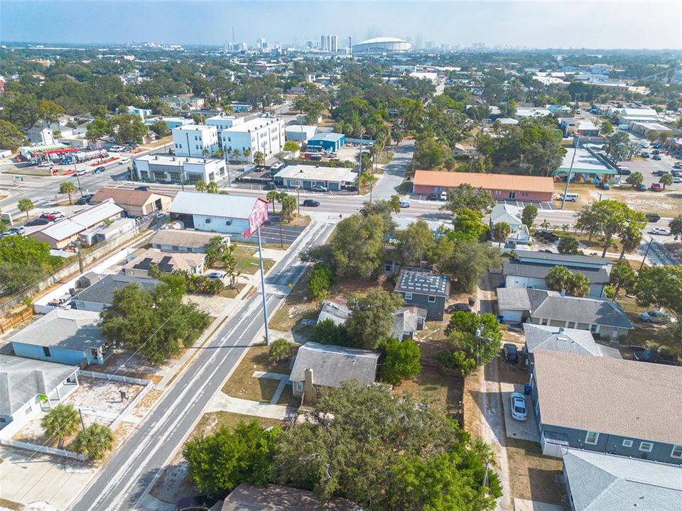 待售: $584,000 (0.18 acres)